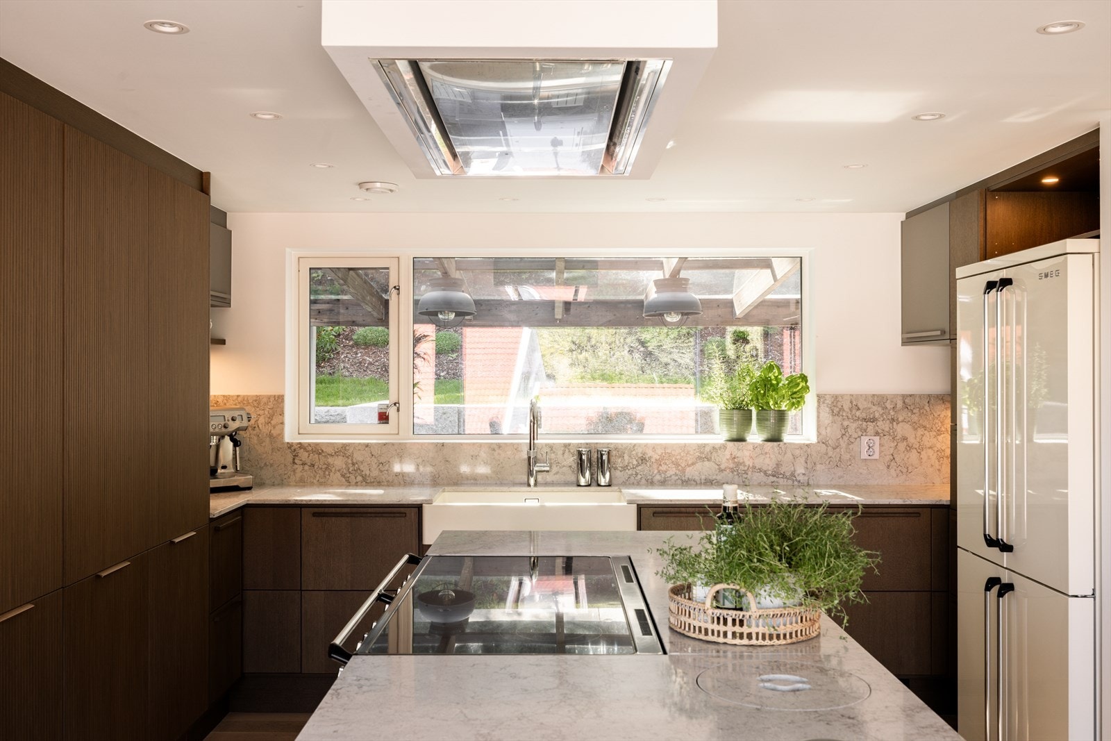 Ventilatoren er nedsenket i himlingen over kokesonen. Galleribilde