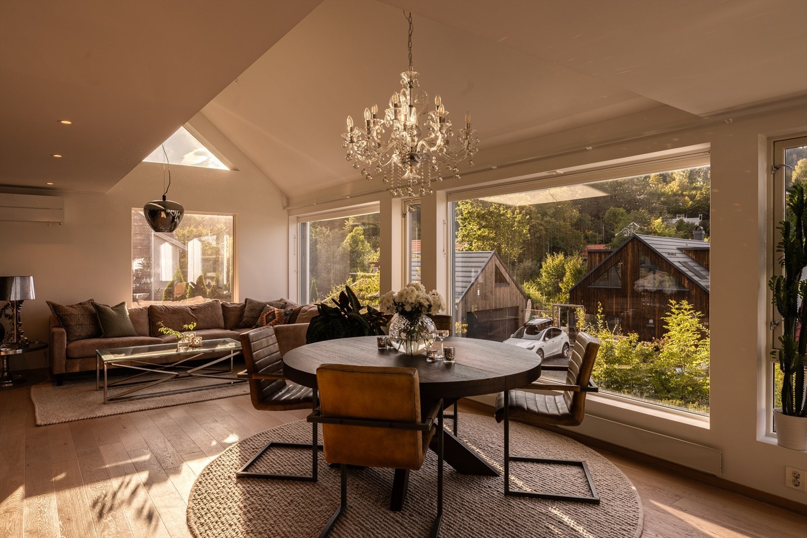 I sonen med flatt tak er det montert downlights belysning. Himlingen er hvitmalt og listefri, og de fleste veggene er glatte, med unntak av en fondvegg i liggende, hvitmalt panel. Galleribilde