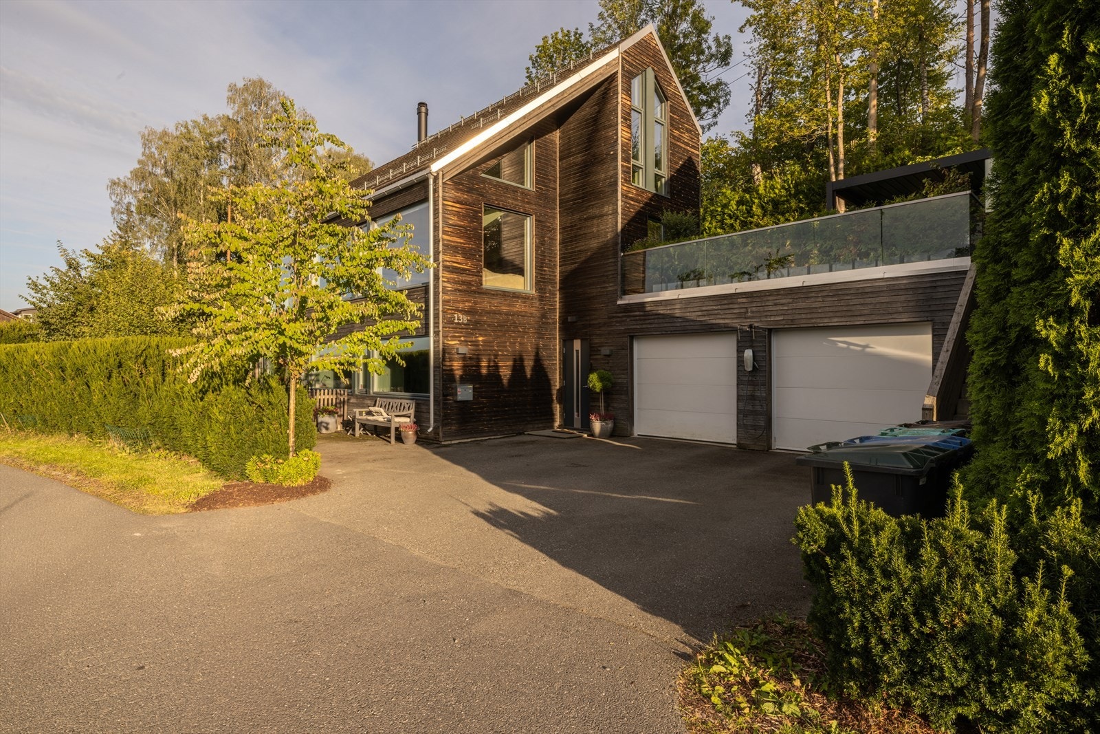 Denne vakre eiendommen ligger i en rolig blindvei, på en høyde og er godt tilpasset den skrånende tomten, som er plassert helt inntil en bevaringssone i bakkant. Her omkranses tomten av skog, busker og trær som bidrar til ekstra idyll og skjerming. Galleribilde