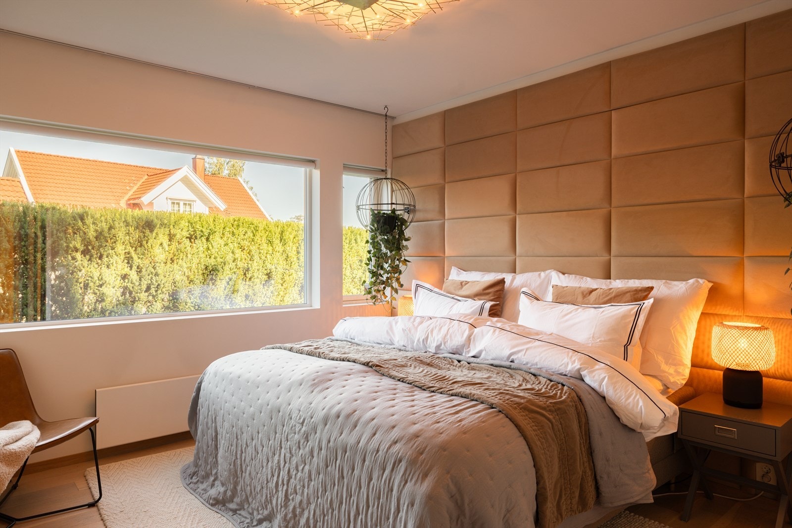 Hovedsoverommet i underetasjen utgjør en stor og luksuriøs suite med eget walk-in closet og bad. Galleribilde