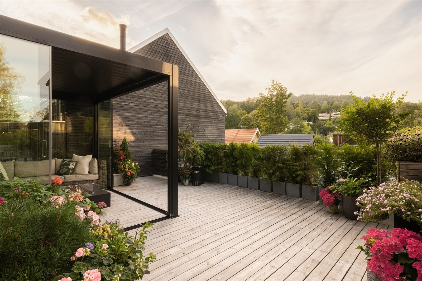 Uteplassen har eksklusivt rekkverk i glass fra PKS, dekke av impregnerte terrassebord, samt optimale sol- og utsiktsforhold. Galleribilde