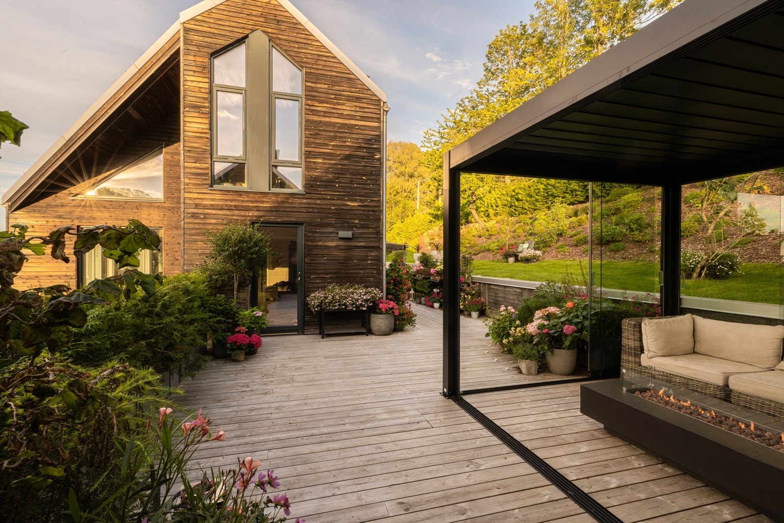 På terrassen er det bygd en innglasset hagestue, lun og trivelig, til bruk gjennom store deler av året. Galleribilde