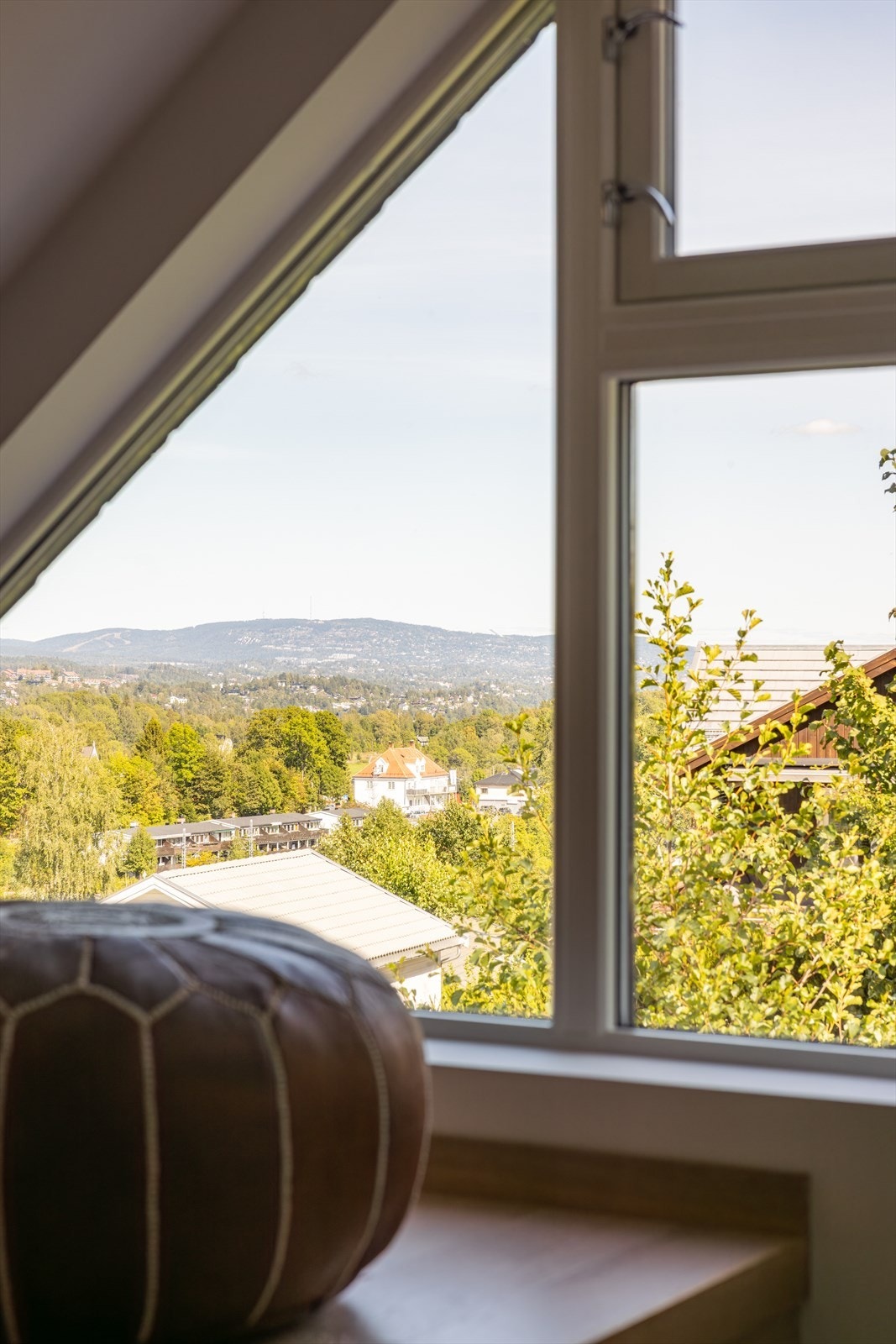 Flotte mønevinduer i hele gavlveggen, noe som også gir vidstrakt utsikt. Galleribilde