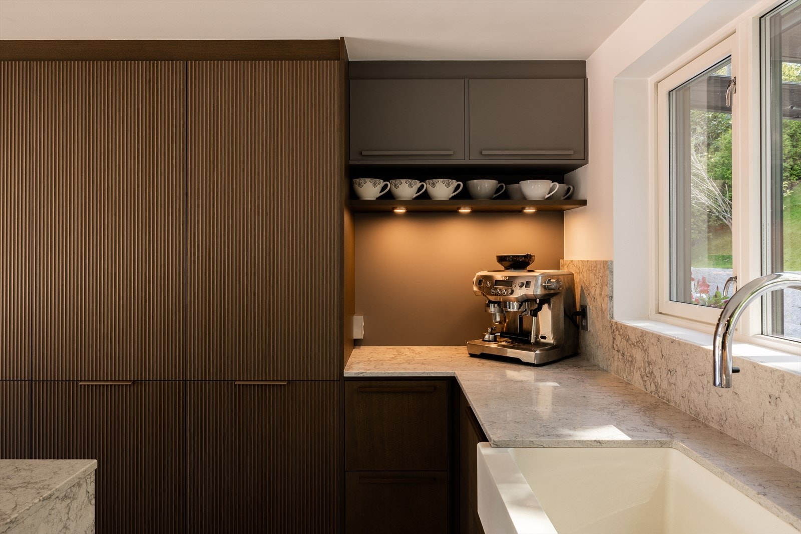 Smarte kjøkkendetaljer: området rundt komfyr inneholder eget kjøleskap til grønnsaker og frukt, pantry som foldes ut når man åpner dørene, stor komfyr, stor kjøl/frys, åpning for matavfall i benkeplaten - virkelig et Chef´s kitchen i kompakt format! Galleribilde