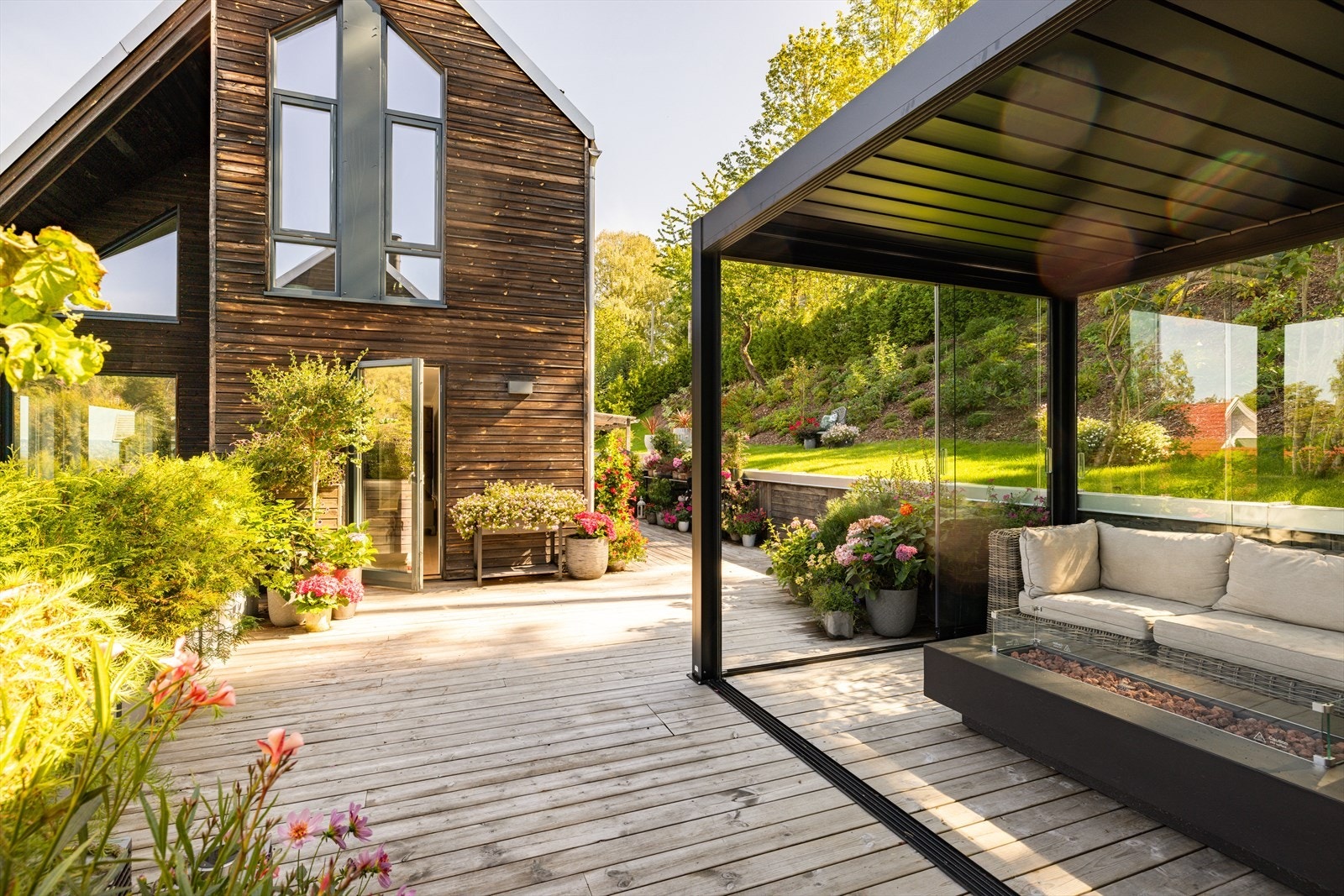 Her kan du nyte hagelivet helt til snøen faller - en privat oase med pergola og glasstak som skjermer for været! Galleribilde