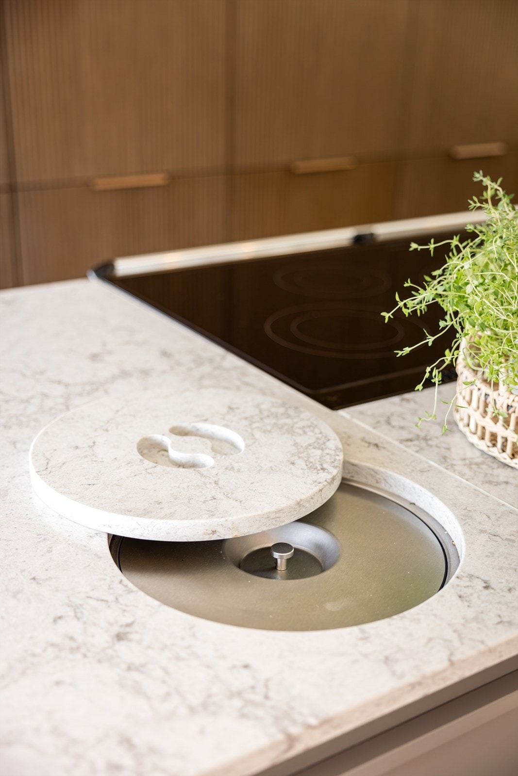 Her får du kvalitet i hver detalj - benken har pop-up stikk og innebygd avfallsbøtte med lokk i samme materiale som benkeplaten. Galleribilde