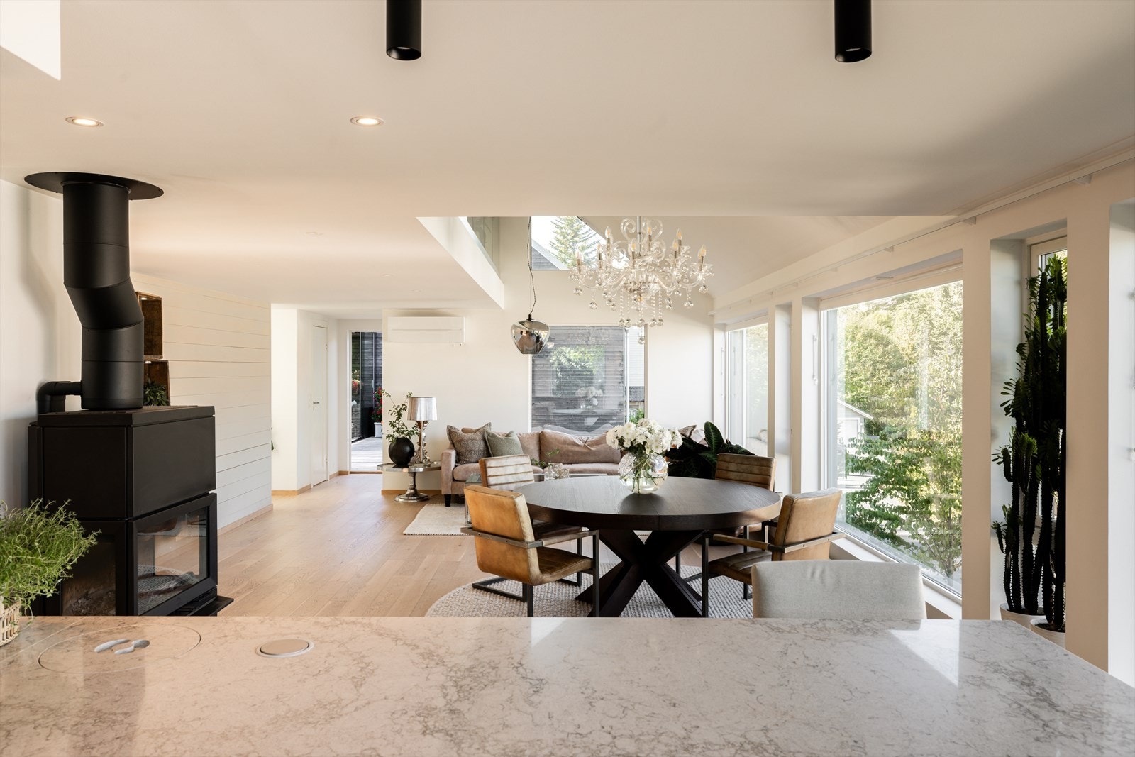 Fra denne etasjen har du utgang til de fantastiske uteområdene - både fra kjøkkenet og stuen. Galleribilde