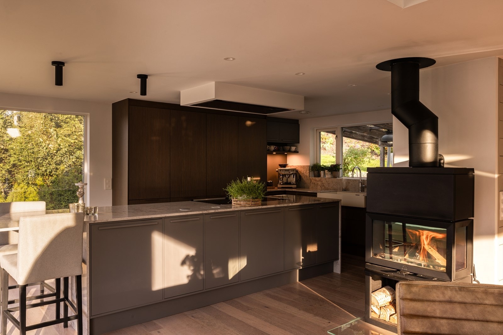 Skreddersydd HTH-kjøkken fra 2023 - en perfekt kombinasjon av design og funksjon. Galleribilde