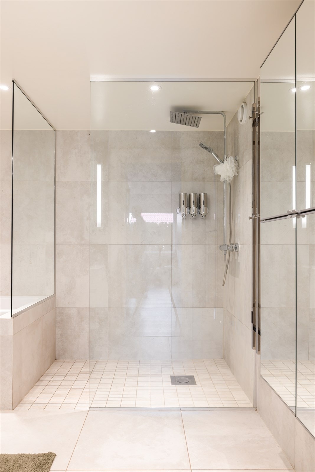 Hovedsuitens bad kombinerer luksus og komfort med badekar, dusjhjørne og ny armatur fra 2023. Galleribilde