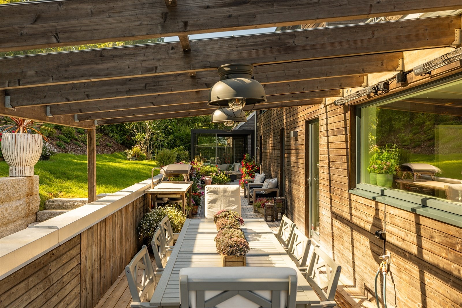 De siste årene er det blitt gjort store påkostninger utendørs med et imponerende resultat, der alt er helhetlig sammensatt for å skape stemning og harmoni. Galleribilde