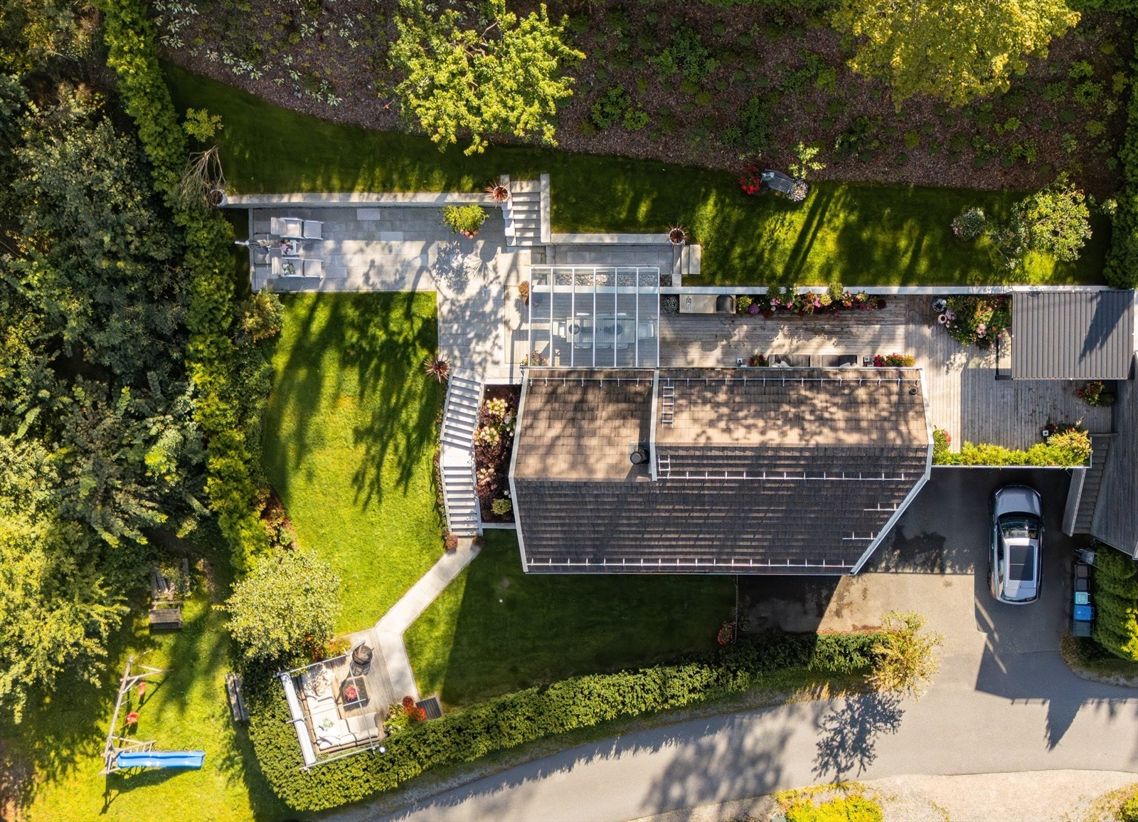 På siden er boligen kjedet til nabobygget via garasjene, og i front er utsikten fantastisk mot Skaugumsåsen, hovedstaden og Holmenkollen. Uteplasser på flere nivåer gir både kveldssol og panoramautsikt. Galleribilde