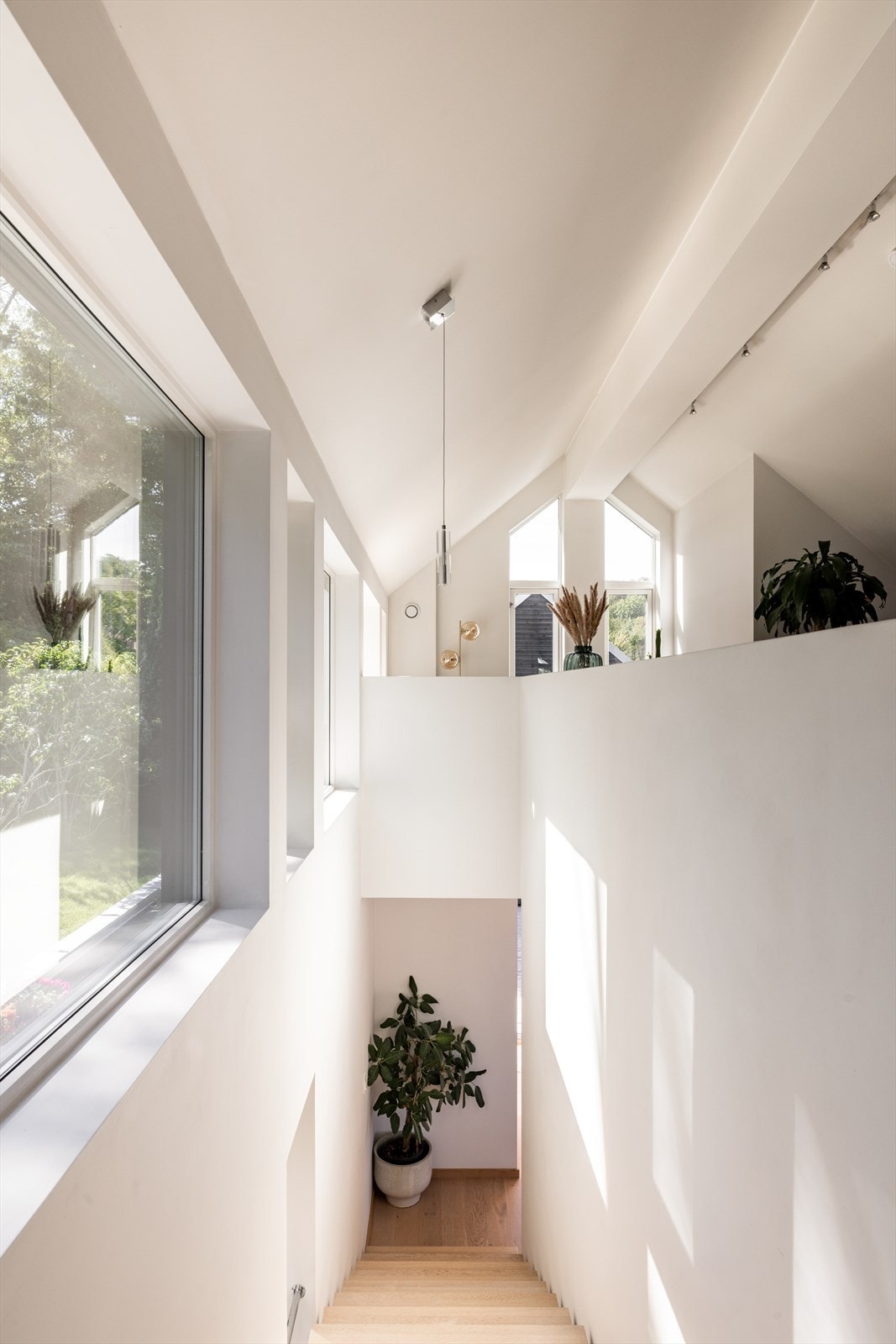 Høye mønevinduer i gavlveggen gir rommet et katedralsk preg. Galleribilde