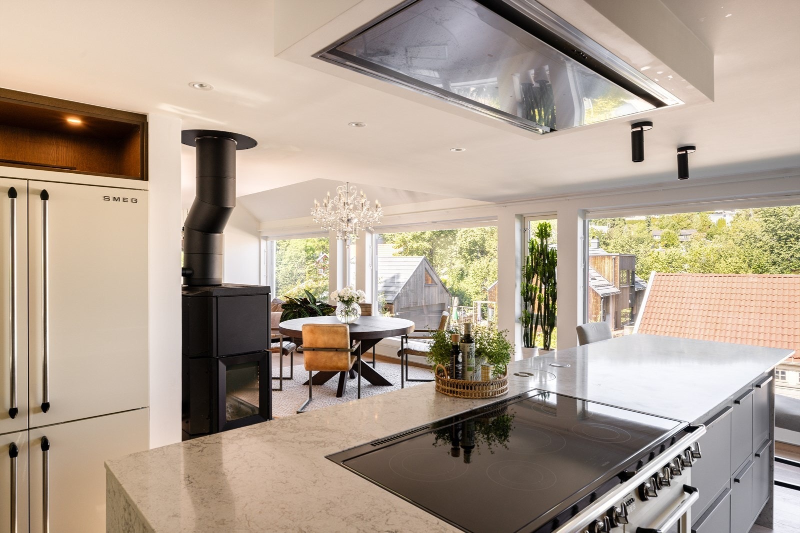 Kjøkkenet er særdeles velutstyrt med en integrert oppvaskmaskin, kjøleskuff og påkostet kjøleskap og komfyr fra Smeg med ekstra bred induksjonstopp og to stekeovner. Galleribilde