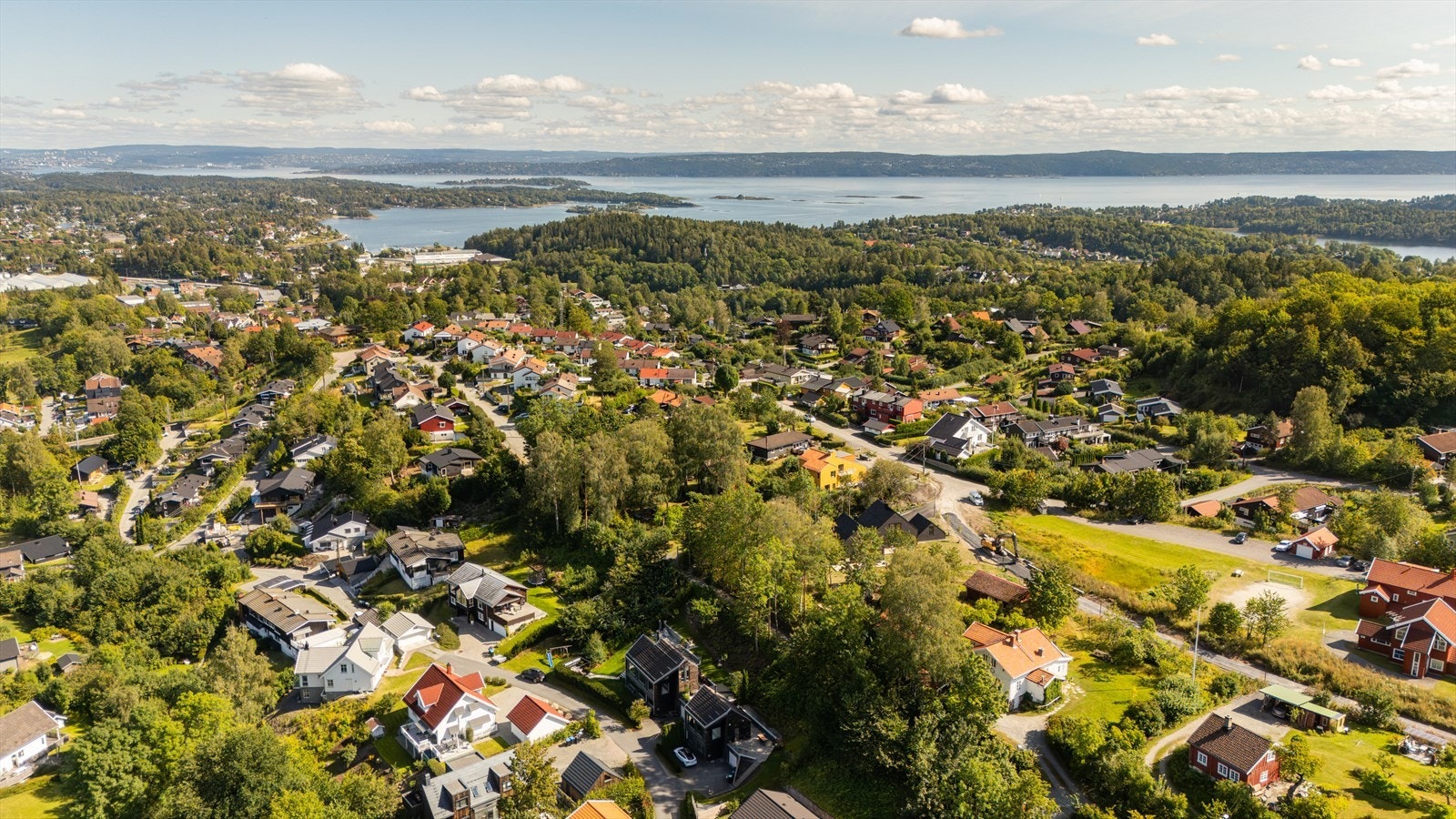 Huset ligger fredelig og barnevennlig til i en trafikkstille blindvei med utsikt mot bl.a. Skaugumsåsen, Kolsåstoppen, Holmenkollen og Oslo. Galleribilde