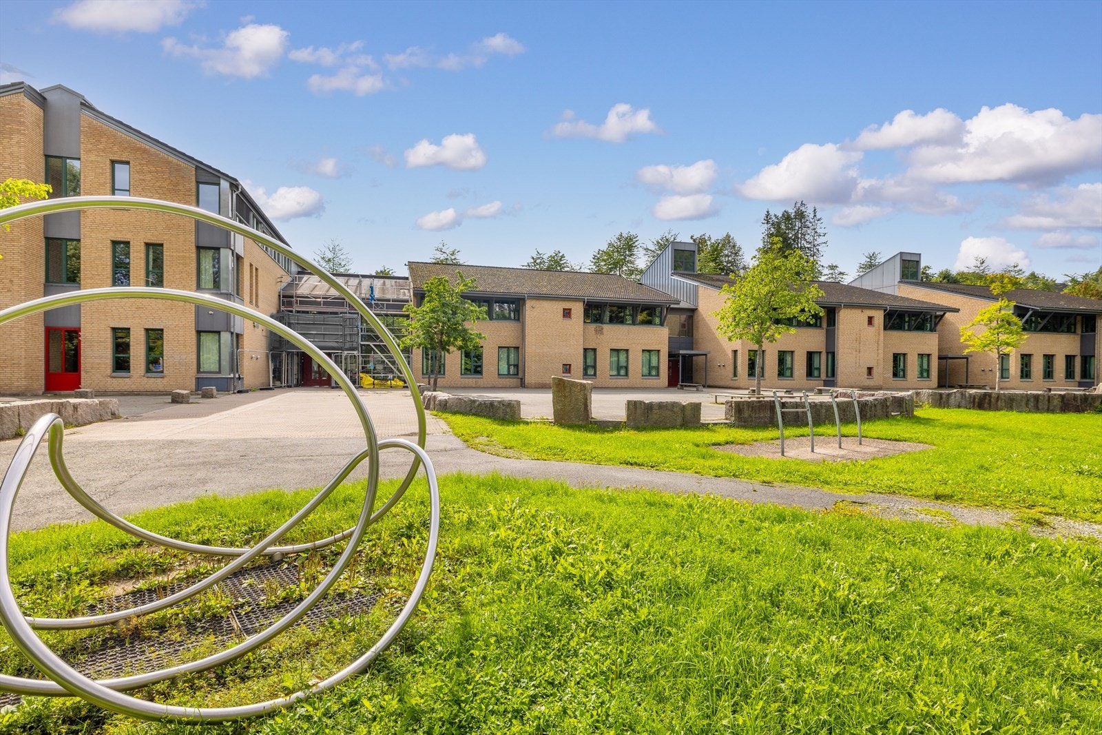 Hvalstad barneskole utvides til permanent fire-parallells barneskole. Oppstart var høst 2023 med ferdigstillelse vinter 2026. I mellomtiden vil elevene transporteres med felles buss til midlertidig skole på Drengsrud(tidligere Asker International School). Galleribilde