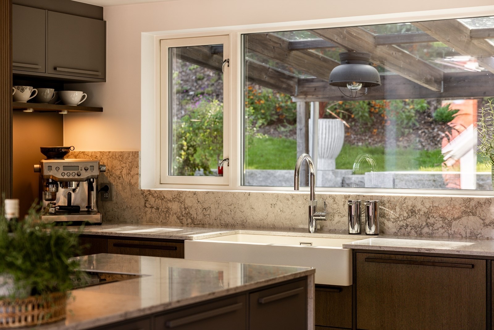 Dette er definitivt et one-of-a-kind kjøkken -drømmekjøkken - som kombinerer kvalitet, matglede og sosiale opplevelser! Galleribilde