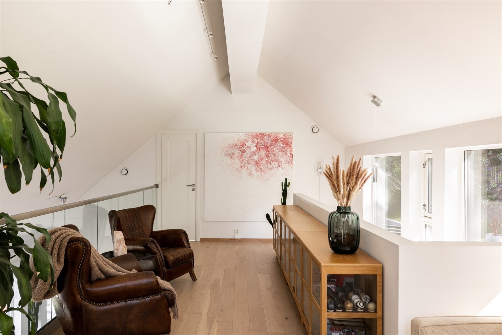 Rommet får ellers dagslys fra vinduer i trapperommet og langveggen på den andre siden. Det er for øvrig god plass til ulike møbler og stuen bidrar til ekstra fleksibilitet i hverdagen. Galleribilde