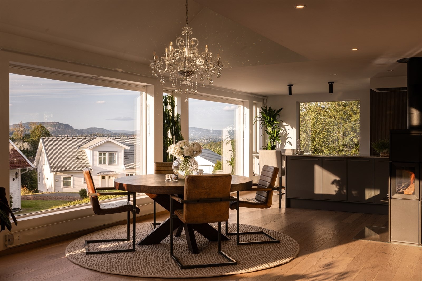 Det luftige arealet i stuen gir god plass til både tv-lounge, spisebord og annet møblement. Galleribilde