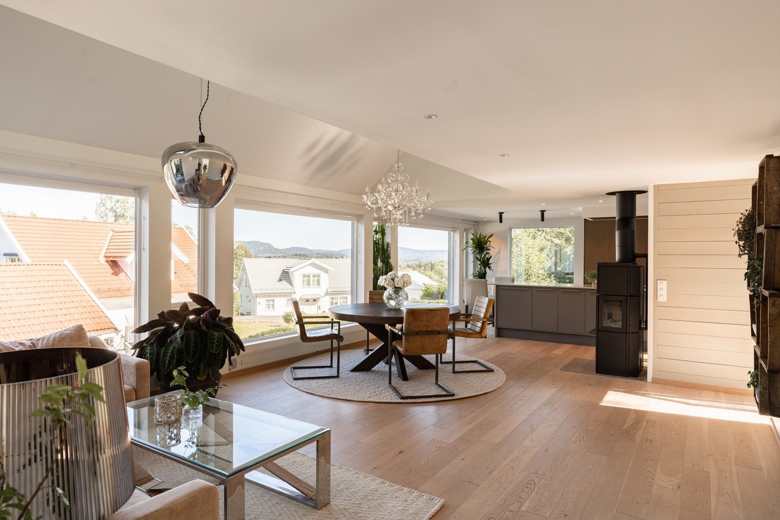 Stuen ligger delvis i åpen løsning med kjøkkenet og dekker nesten hele arealet i første etasje. Galleribilde