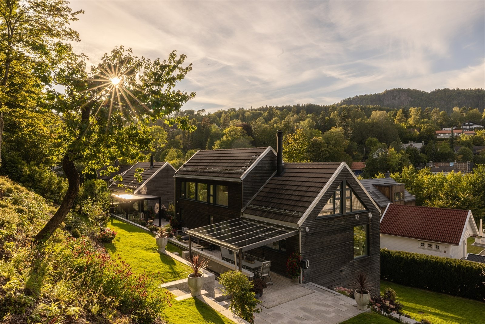 Øvre del av eiendommen er totalrenovert med steinmurer, trapper, ny design, ny jord og parkmessige bed med stauder og planter. Galleribilde