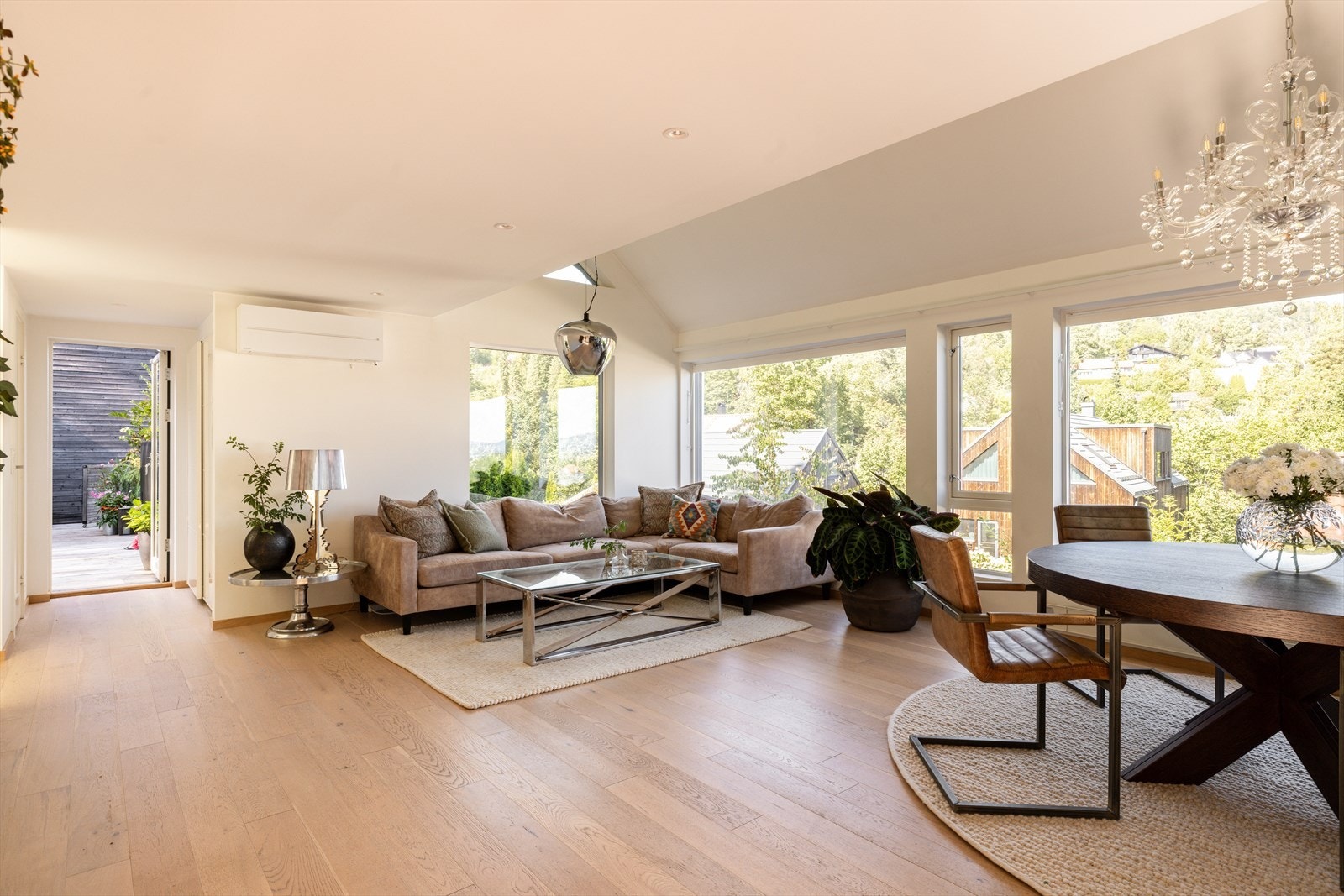 Dagslyset strømmer inn fra flere sider og det er utgang til to terrasser, hvor den ene har en lun og deilig hagestue, og den andre har utekjøkken og pergola. Galleribilde