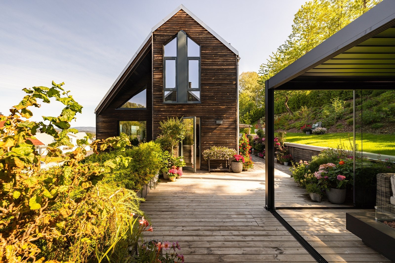 Målet har vært å skape en sydlandsk-inspirert hage i flere nivåer, med luksuriøs og avslappet stemning, der eiendommen utnyttes fullt ut og føles dobbelt så romslig som kvadratmeterne tilsier. Galleribilde