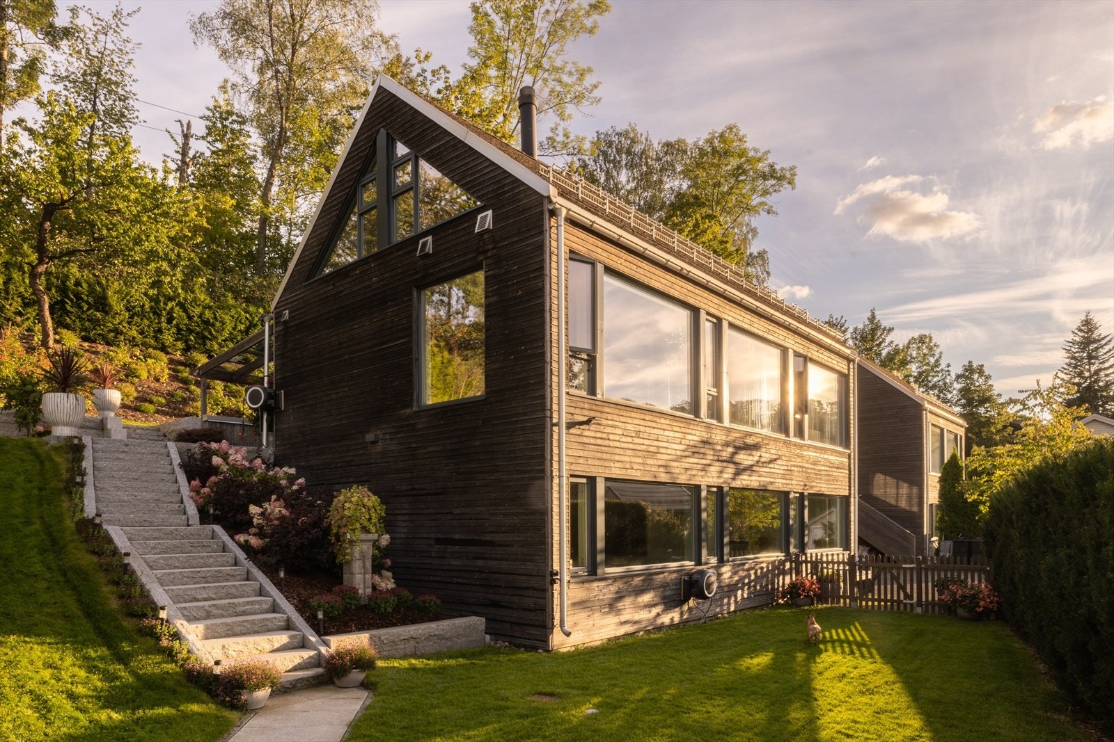 Her bor du i harmoni med naturen, omgitt av ro og livskvalitet - en eiendom som må oppleves! Galleribilde