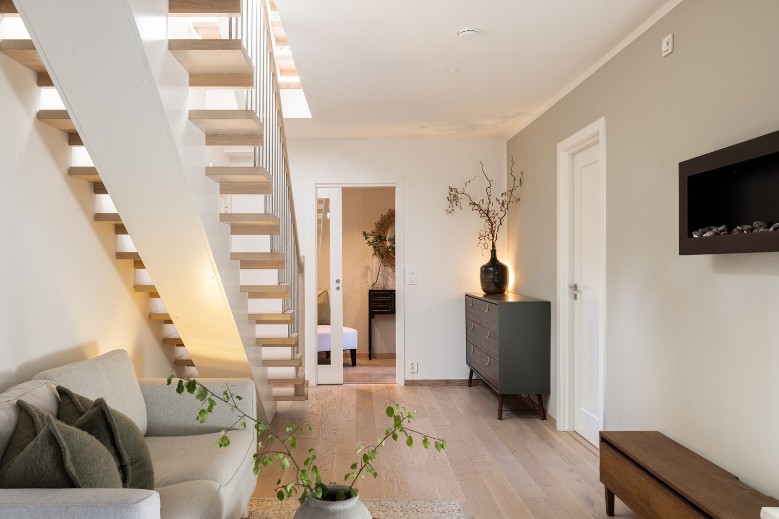 Rundt vinduer, dører og mot himling er alt i listefri utførelse, som understreker det stilrene uttrykket. Galleribilde