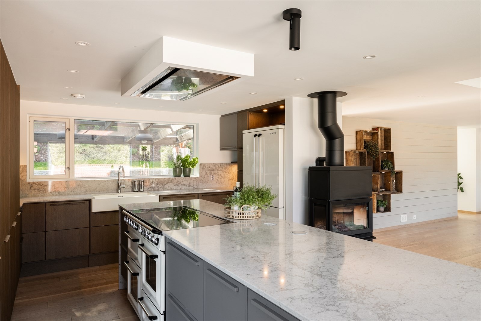 Innredningen er plassert i en U-form med høyskap fra gulv til tak på to sider og en bred benk langs endeveggen. Galleribilde