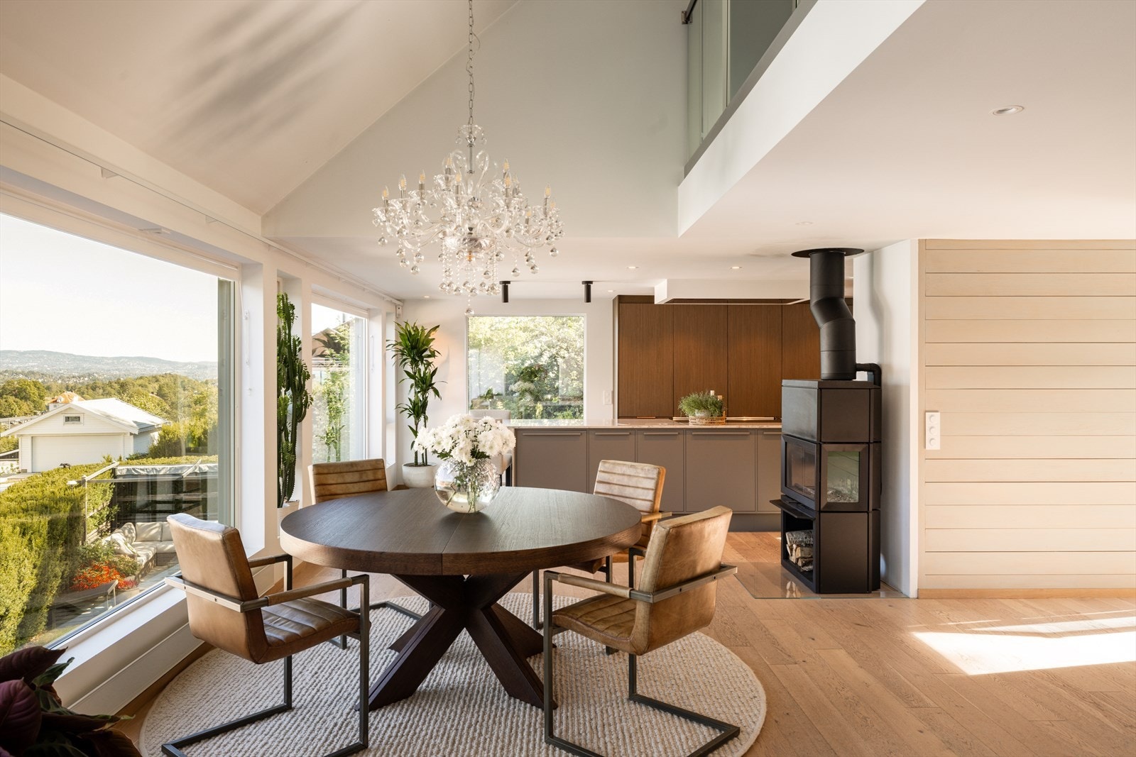 Ytterste del av stuen har store vindusflater mot utsikten og en sone med takhøyde helt opp til ca. 4,4 meter. Galleribilde