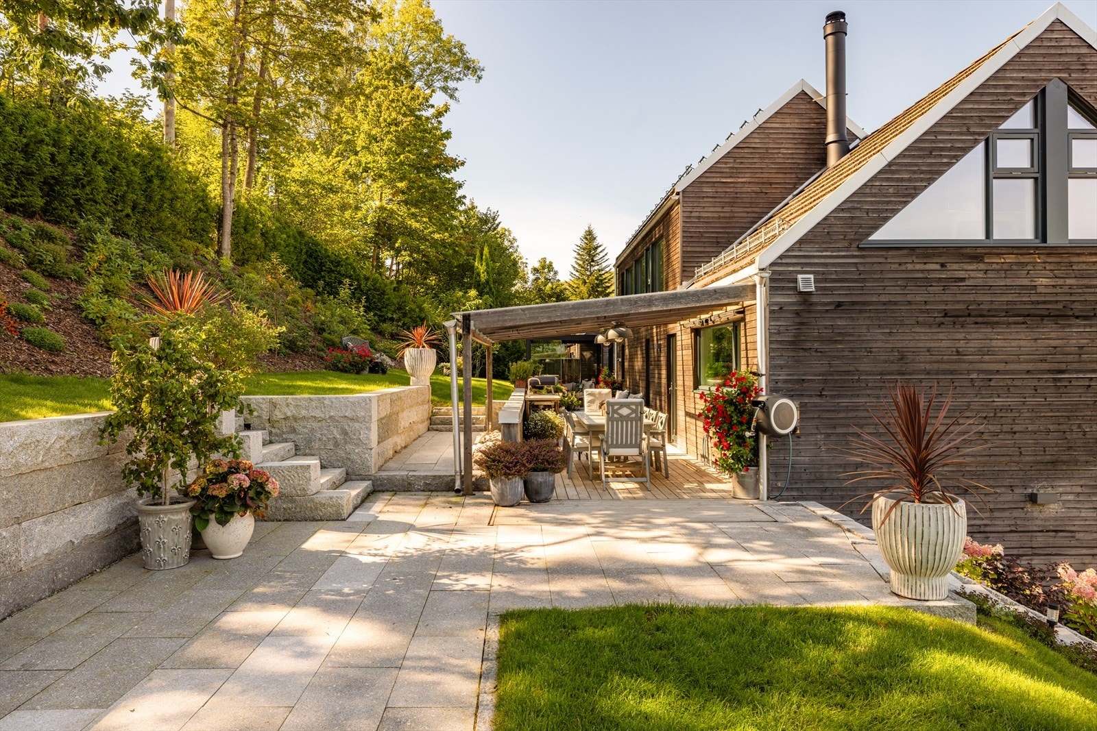 I senere år er utearealet perfeksjonert med solfylte terrasser på nesten 130 kvm, inkl. hagestue, pergola og utekjøkken. Galleribilde