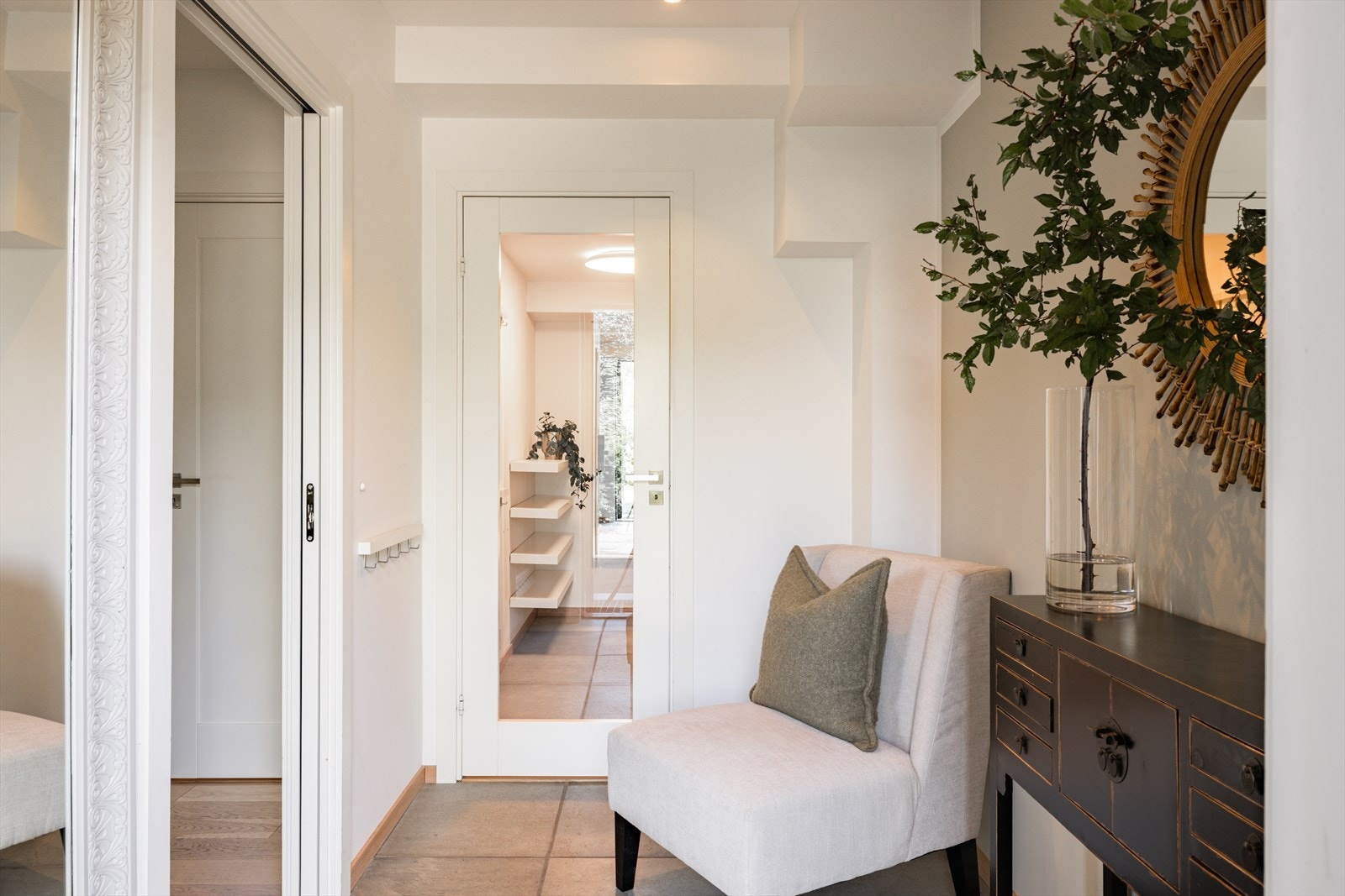 Innbydende entre med listefri himling med downlights, og en praktisk garderoberom. Galleribilde