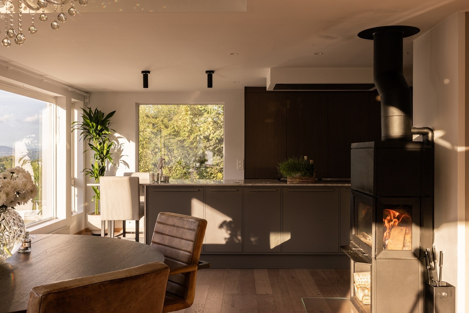 Gode vindusflater og nøye planlagt belysning gir kjøkkenet en lys og trivelig atmosfære. Galleribilde