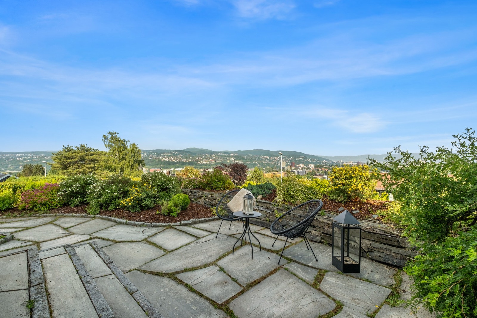 Stort hellebelagt uteområde med utgang fra spisestue. Her kan man nyte kveldssolen helt til den går ned bak Fosefjellene ca kl 23:30 sommerstid. Galleribilde