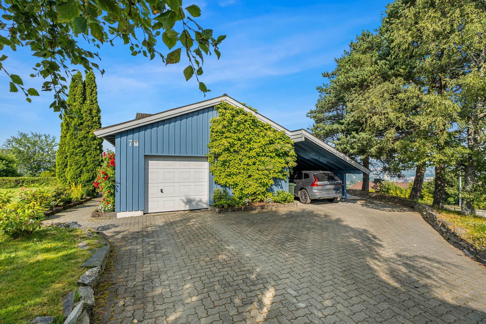 Parkering i garasje, carport samt på egen gårdsplass.