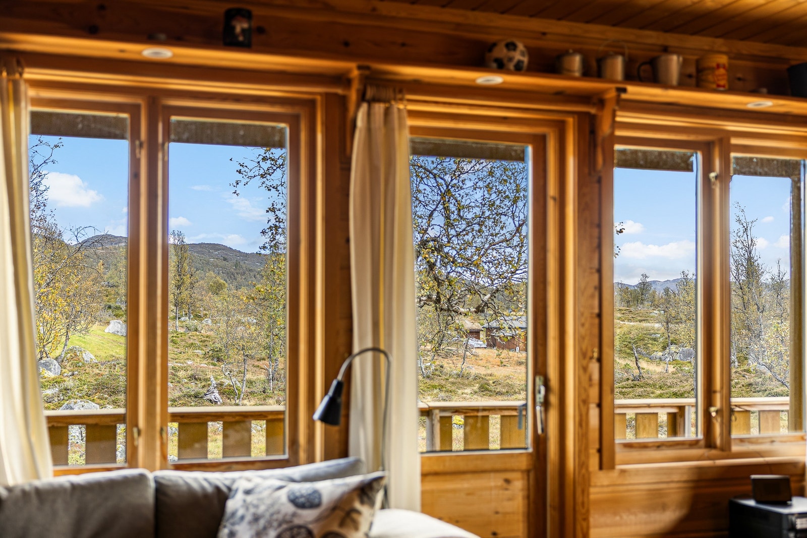 VI ER INNE I STUEN, men det oppleves nesten som vi er ute. Her kommer naturen helt inn i rommet. Og naturfølelsen understrekes av at her omgir vi oss med bare de naturligste materialer. Galleribilde