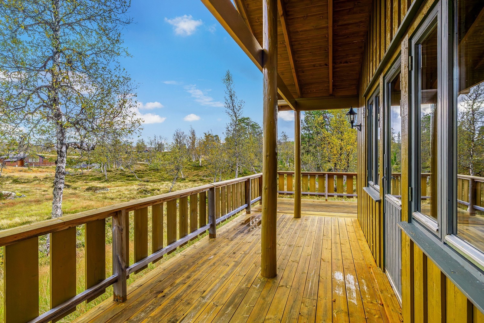 EN LUN OG HYGGELIG PLASS med overbygg ut for stua. Galleribilde