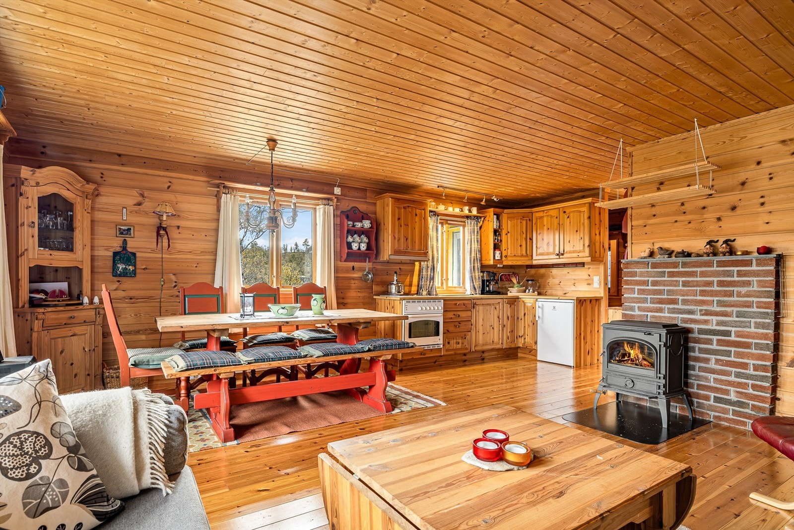 Treverkene innvendig ser man på det lakkerte furugulvet, ved ubehandlet gran på vegger og i himlinger. Kjøkkeninnredning med profilerte furufronter. Innvendige dører i heltre med speildører. Galleribilde