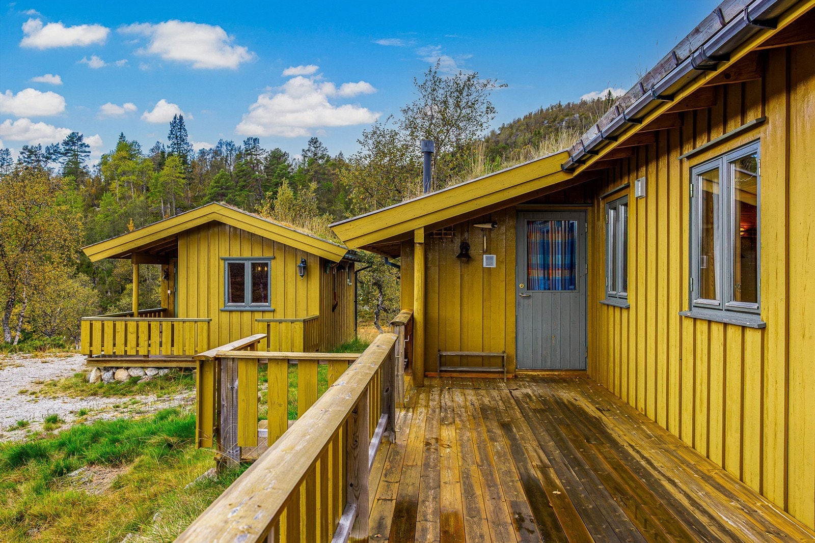 Kledningen og bindingsverk til tilbygget er hugget og skåret på Sandøya av tømmer fra øya hvor selger bor. Galleribilde