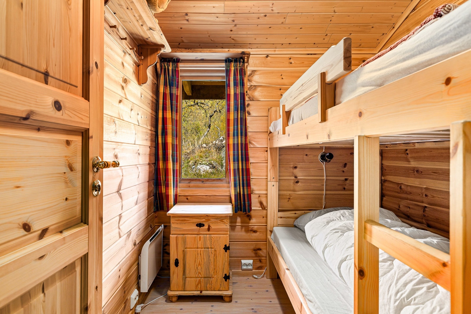 Soverommene er inspirert av Turistforeningens nøkternhet med plass til noen ekstra gjester, og akkurat nok plass til sekk og klær og noen få småting. Galleribilde