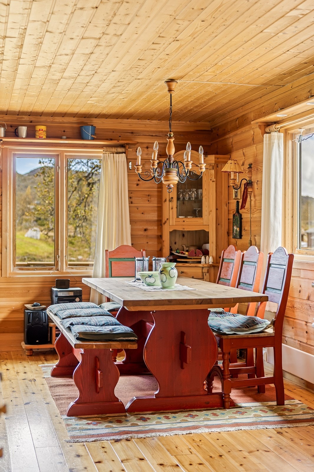 Møbler, tepper og tekstiler har mørke eller kraftige fargeinnslag. Galleribilde