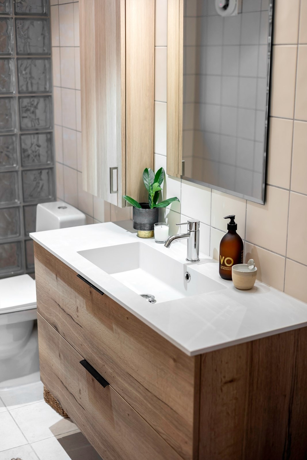 Badet er utstyrt med dusjsone med dusjkar, mekanisk avtrekk, opplegg for vaskemaskin, servantskap og wc Galleribilde