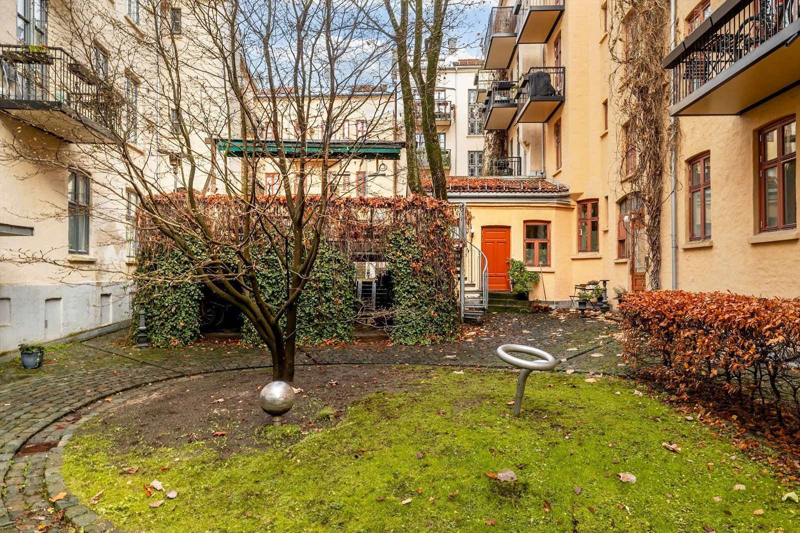 Bakgården har en parkmessig utførelse Galleribilde