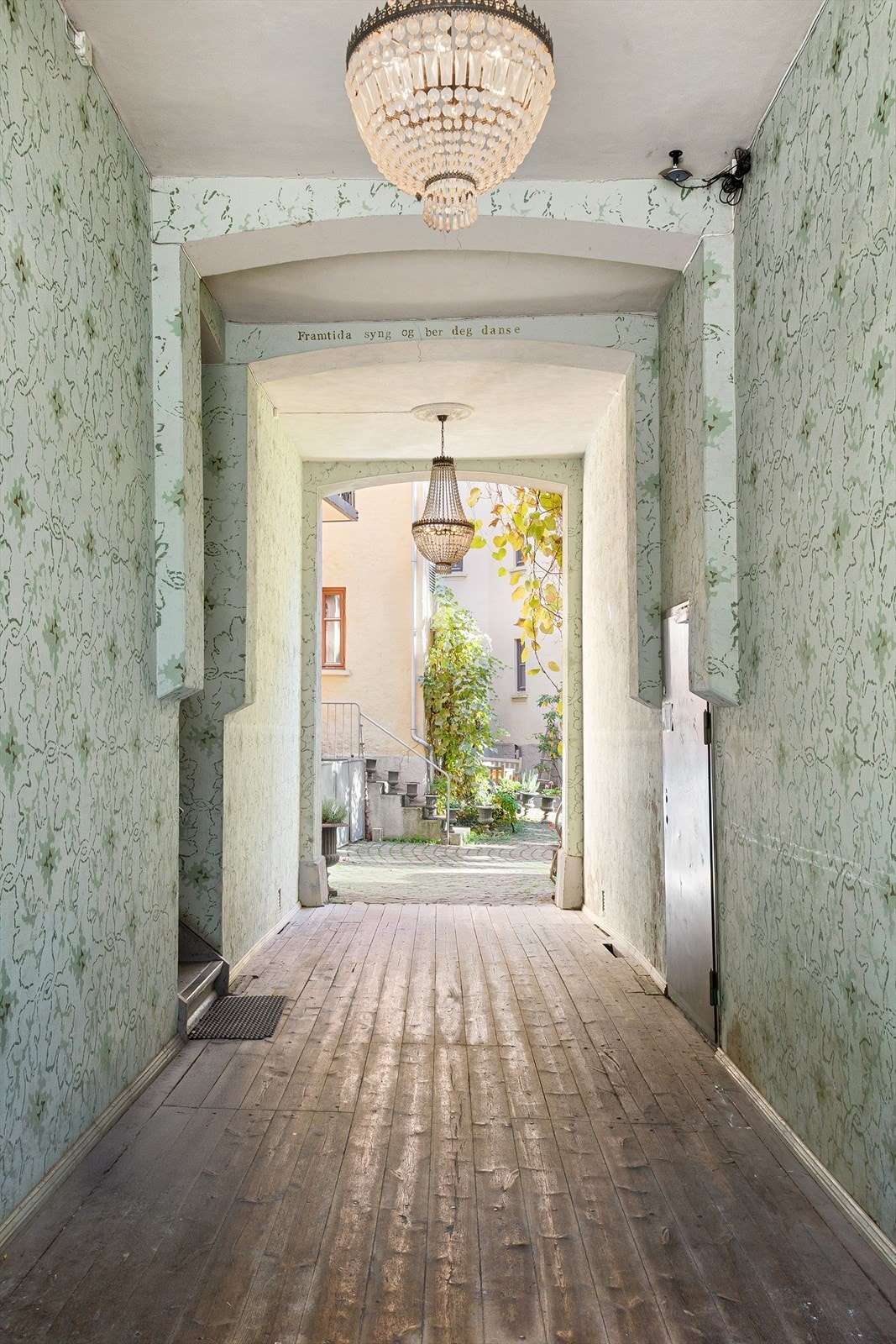 Flott portrom med lysekrone for belysning Galleribilde