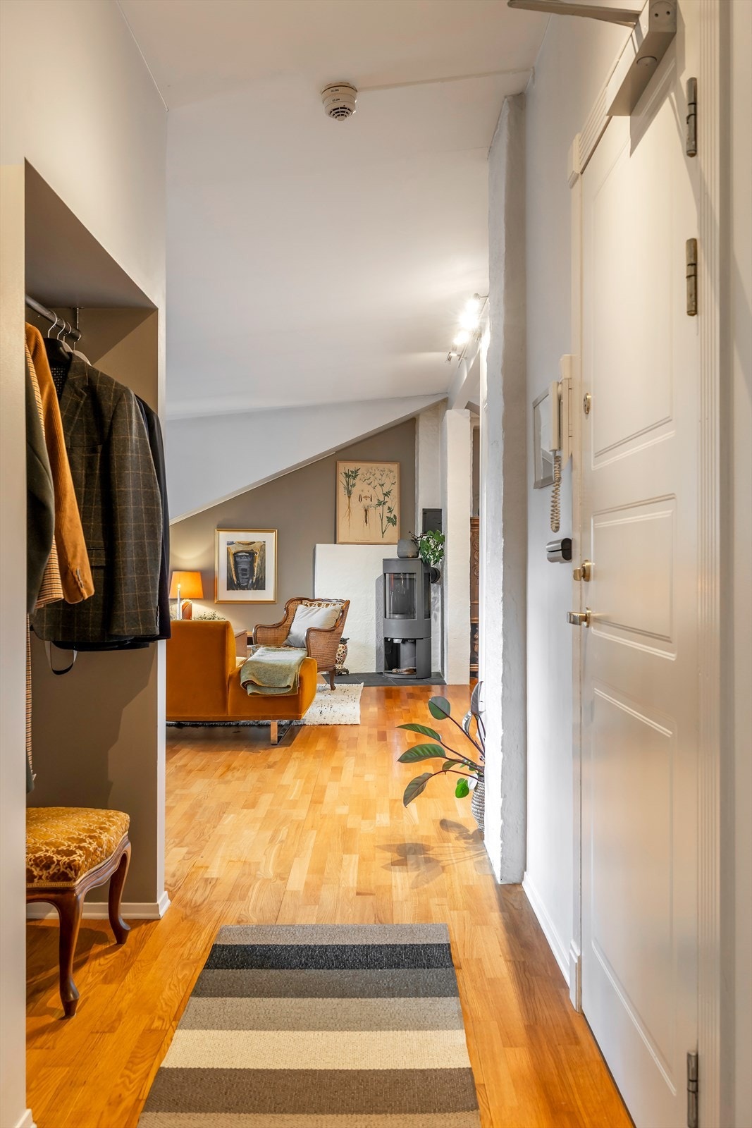 Hyggelig entré med porttelefon og plass for klesavheng Galleribilde