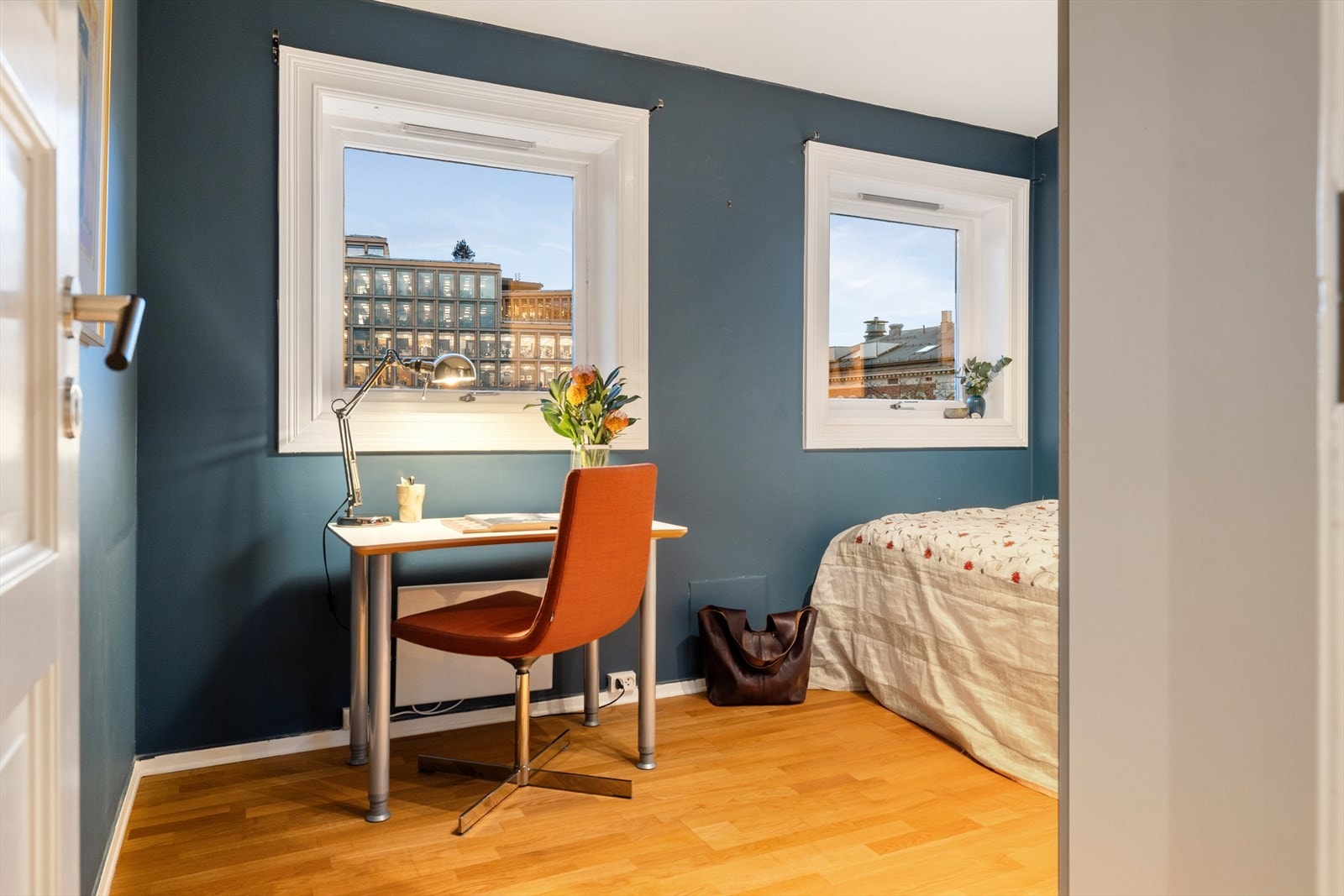 God plass til seng, garderobeskap og skrivebord Galleribilde