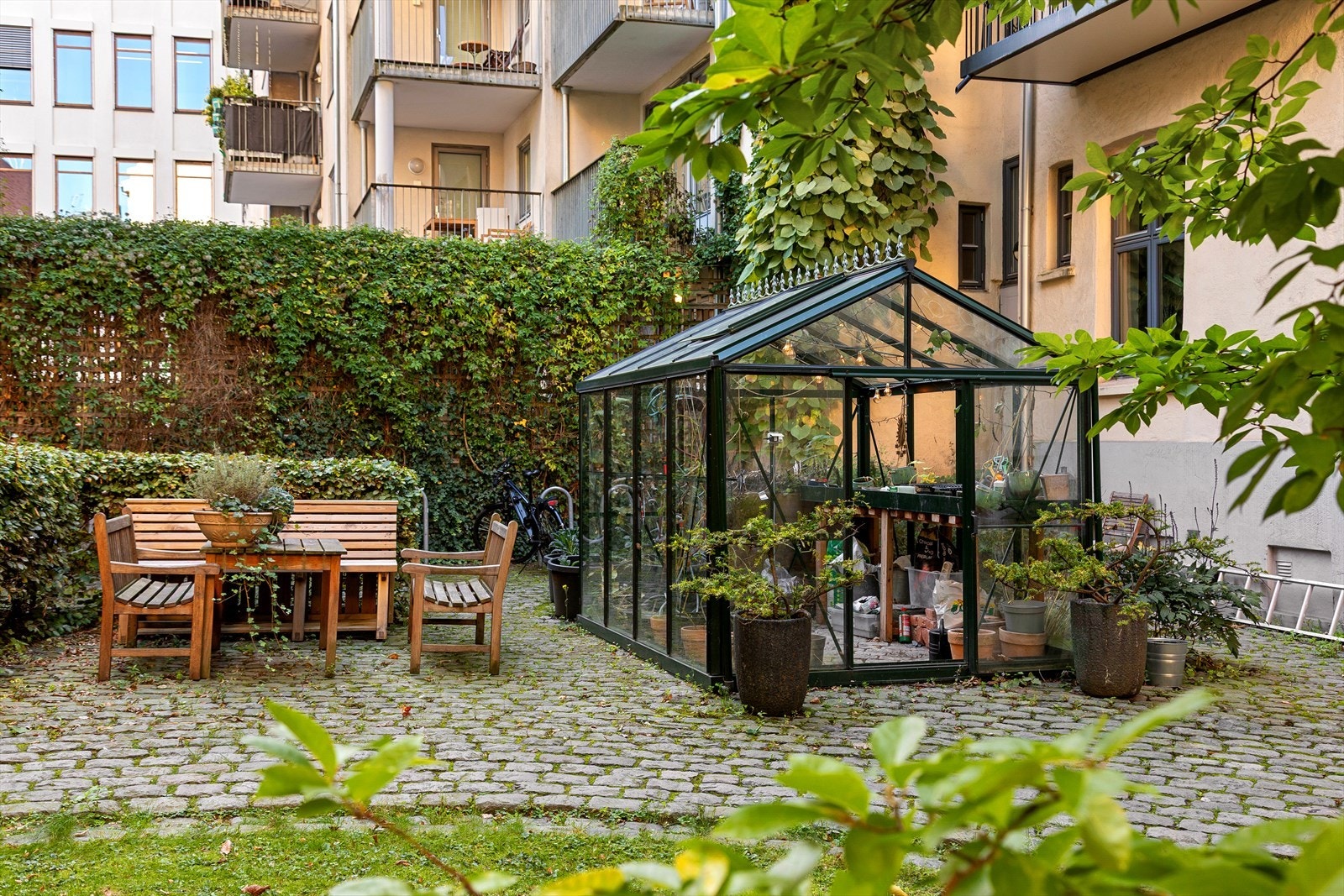 Prisbelønnet og pent opparbeidet bakgård Galleribilde