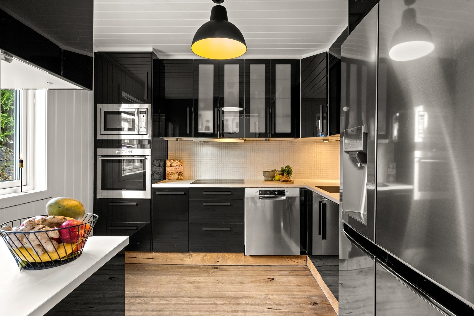 Stilig kjøkkeninnredning fra 2017 med integrert stekeovn, platetopp, mikrobølgeovn samt underbygget oppvaskmaskin Galleribilde