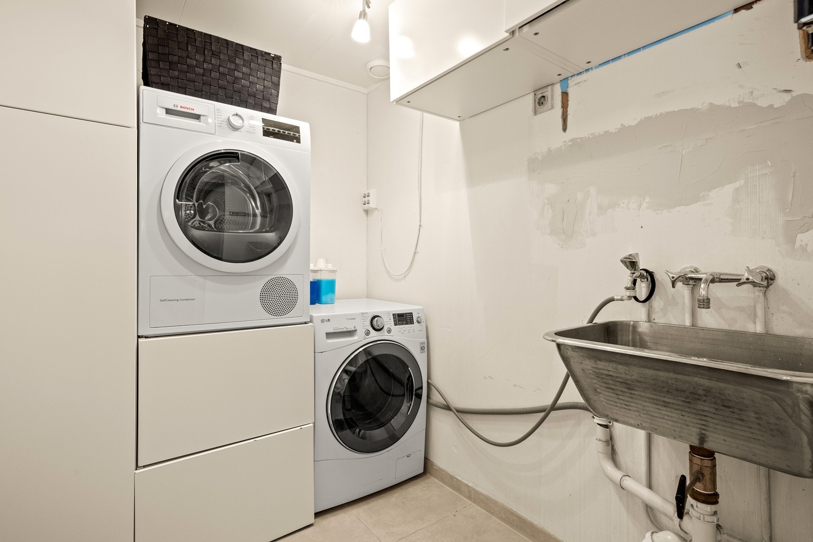 Vaskerommet i 1. etasje har opplegg for vaskemaskin samt utslagskum Galleribilde