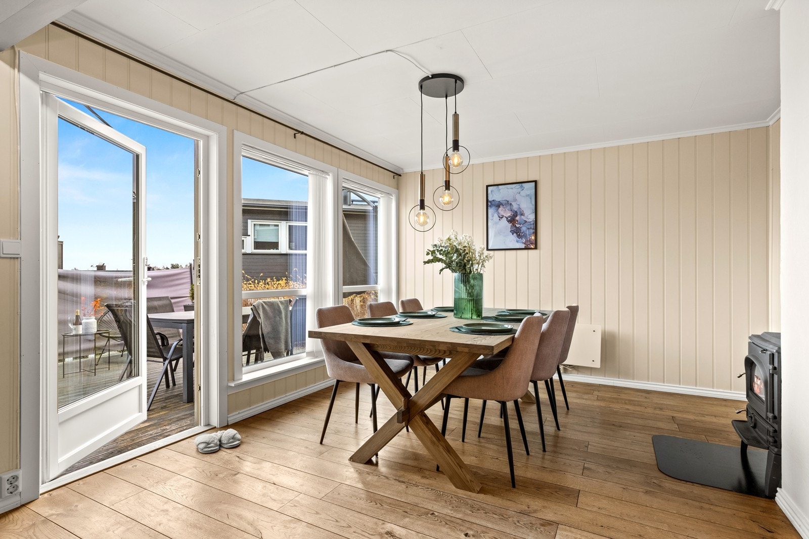 Separat kjøkken fra stue og spisestue . Stuen har god og lun varme med peisovnen! Galleribilde